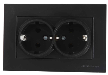 Double socket-outlet with side earth